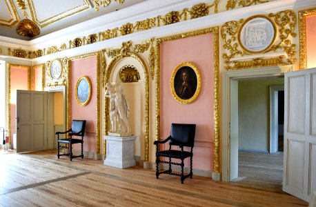 Schloss Caputh Festsaal Wand mit Marmorgruppe