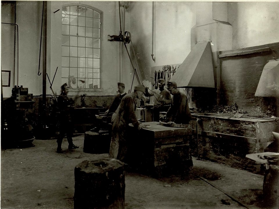 Schmiede der Automobilwerkstätte. Aufgen. 30.August 1915. Standort, Cellulosefabrik Villach. (BildID 15461574)