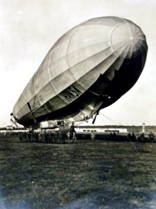 School maneuver of the Zeppelin “Hansa” near Berlin, Germany, WWI (LC-USZ62-15800) (21942777576)