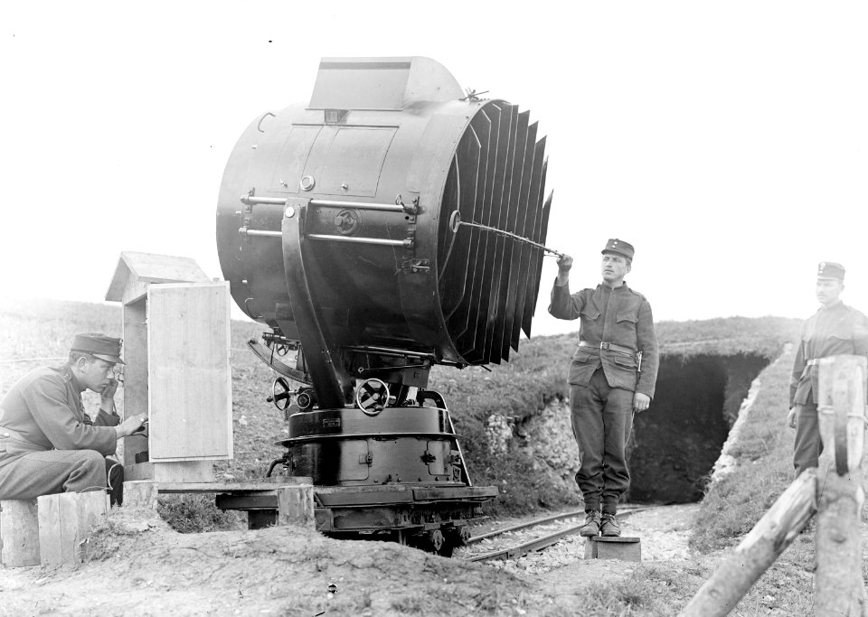 Scheinwerfer auf Schienen, Unterstand und Telefonverbindung - CH-BAR - 3238657