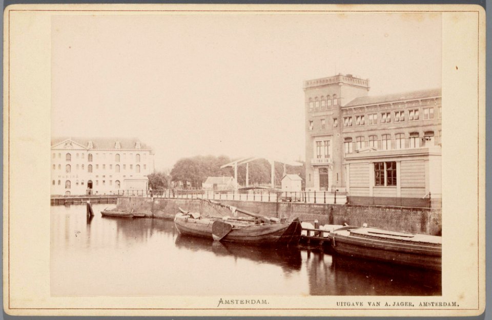 Schippersgracht en Kadijksplein gezien naar het Oosterdok en 's Lands Zeemagazijn Rechts het Zeemanshuis, Kadijksplei 010005001649