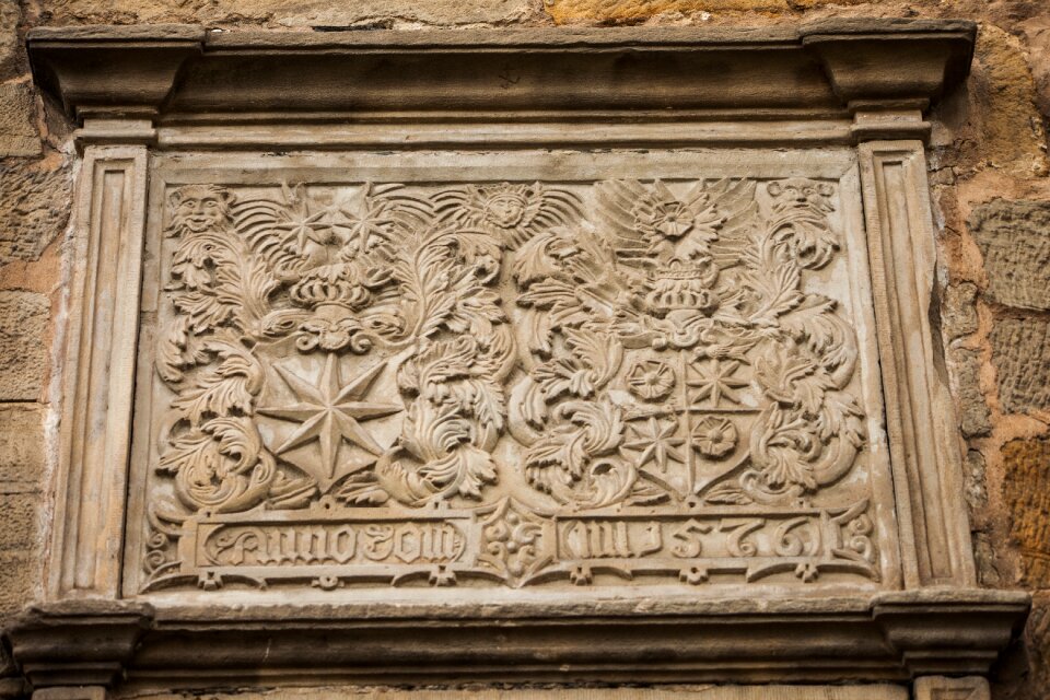 Plate ornament structure