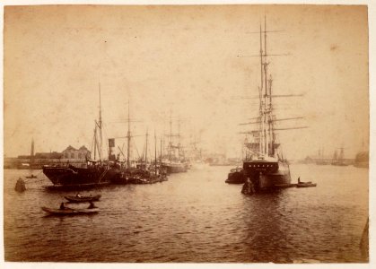 Schepen in het Oosterdok met in het verschiet de Oosterdokskade OSIM00003001615