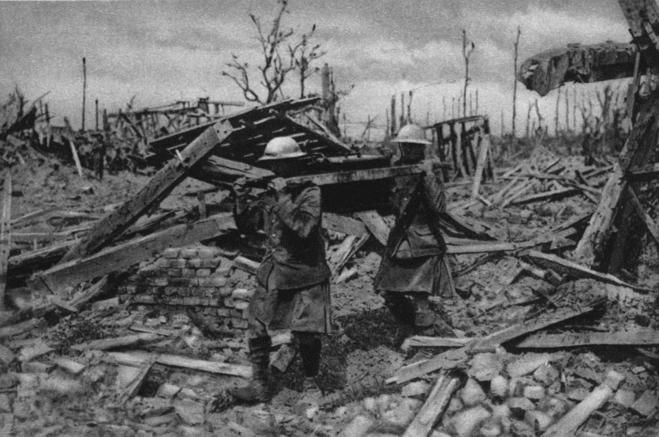 Schottländer durchschreiten Mitte Juli 1916 das Dorf Contalmaison