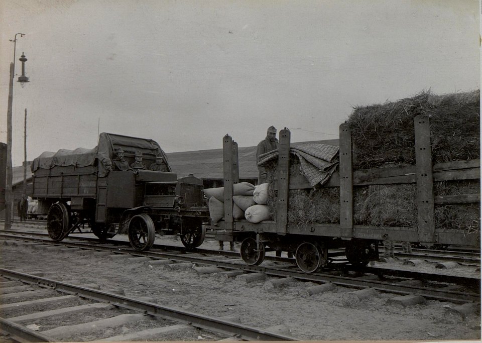 Schienen-Auto führt Verpflegung von Rudnia nach Werba, da wegen der feindlichen Feuereinwirkung die Lokomotive nicht verwendbar ist (BildID 15443274)