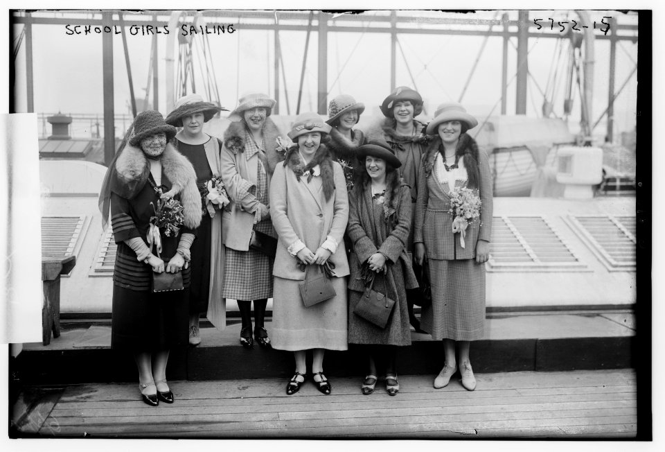 School girls sailing LCCN2014714527