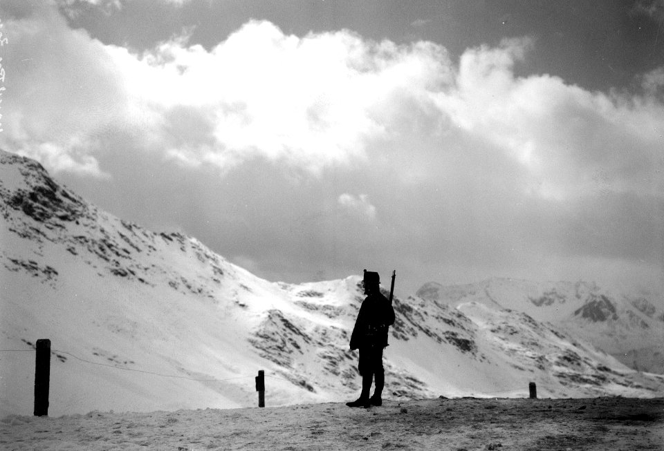 Schildwache auf der Dreisprachenspitze - CH-BAR - 3239145