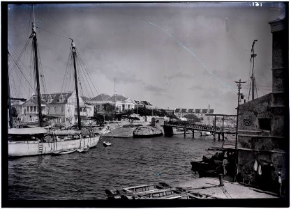 Schip in Waaigat op Curaçao met op de achtergrond Hotel Venezuela