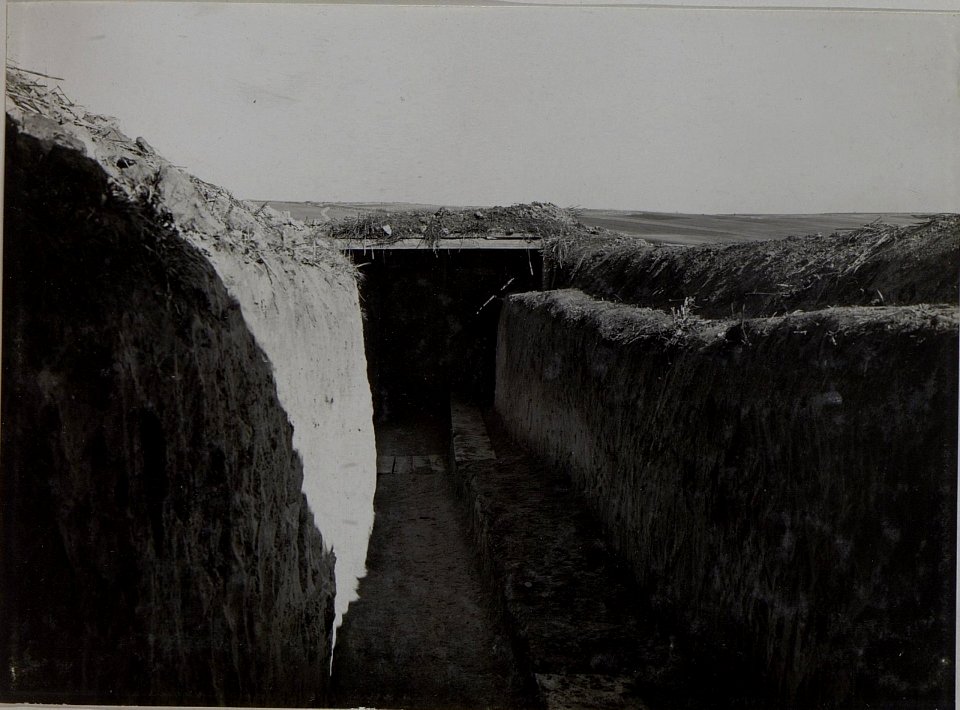 Schrapnellsicher eingedeckter Schützengraben bei Kolonia Turkowitzy des 84. Infanterieregimentes (BildID 15442433)