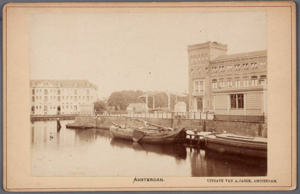 Schippersgracht en Kadijksplein gezien naar het Oosterdok en 's Lands Zeemagazijn Rechts het Zeemanshuis, Kadijksplei 010005000657