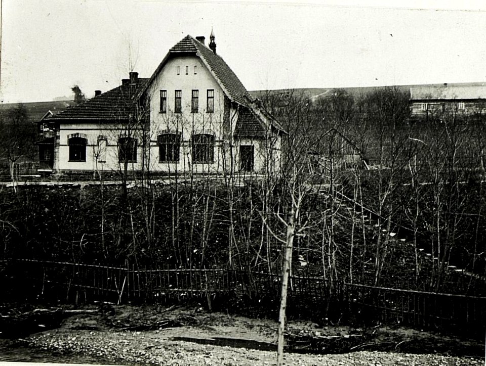 Schulgebäude in einem galizischen Dorf. (BildID 15593072)