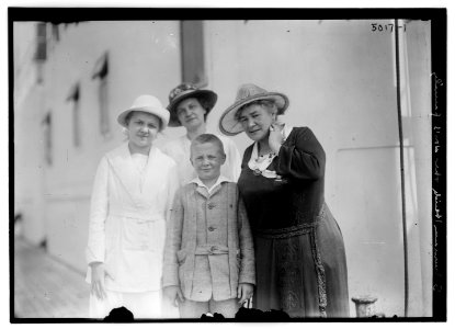 Schumann-Heink & her son's family LCCN2014709530