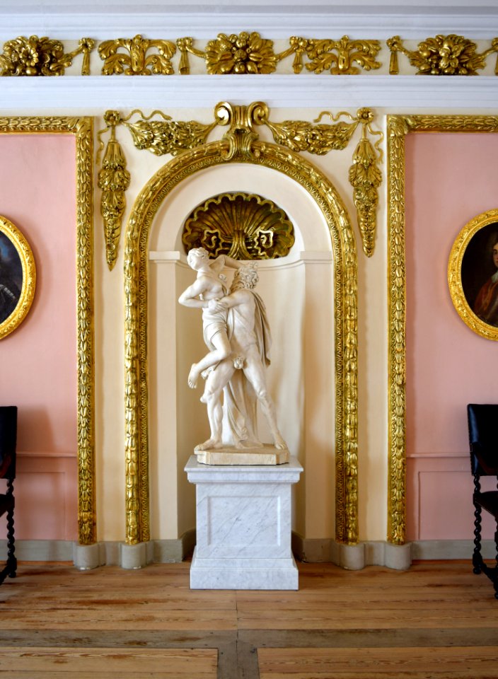 Schloss Caputh Festsaal Marmorgruppe Raub der Proserpina Übersicht