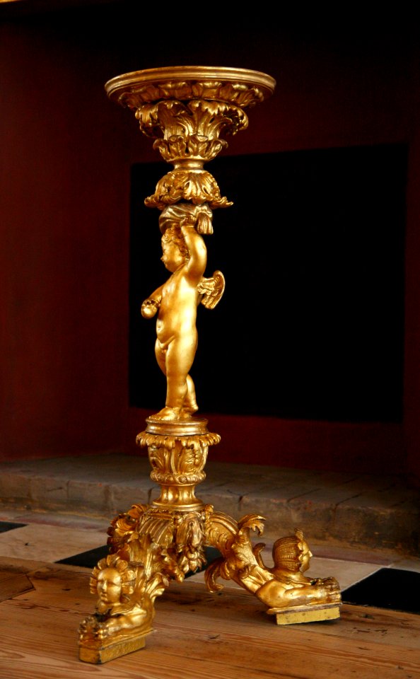 Schloss caputh gueridon right 01