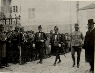Schluss des Festes; G.d.J. von KÖVESS begleitet vom Präsidenten des Vereines und dem Bürgermeister verlässt den Festplatz. Aufgenommen in Cattaro am 20. Februar 1916. (BildID 15532542)