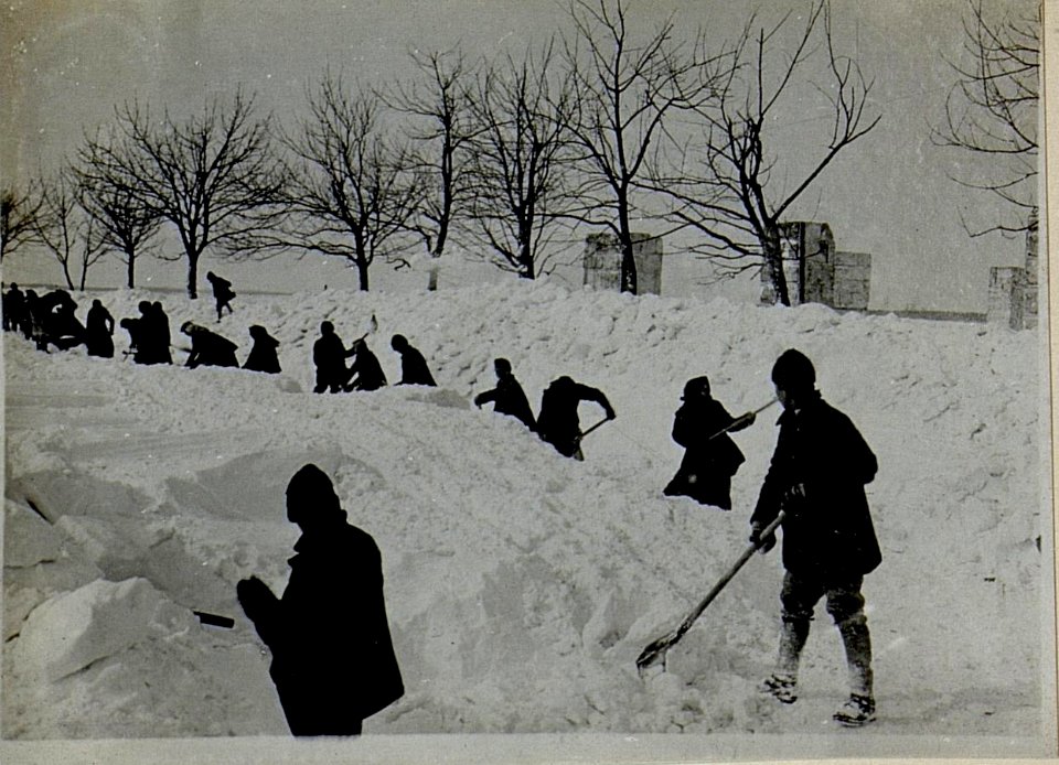 Schneeverwehung in Podhajce im Februar 1916. (BildID 15523184)