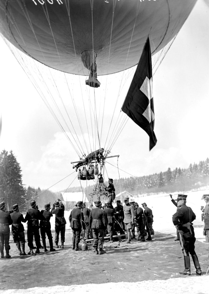 Sandsäcke werden vom Fesselballon abgehängt - CH-BAR - 3238341