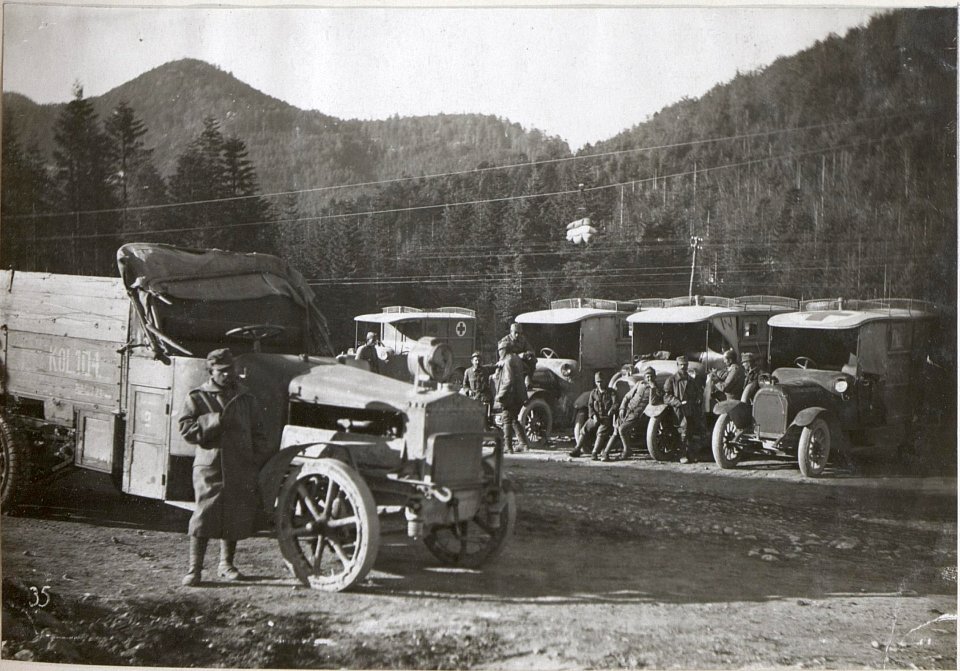 Sanitätskolone im Ternovanerwald. 1.9.17. (BildID 15601849)