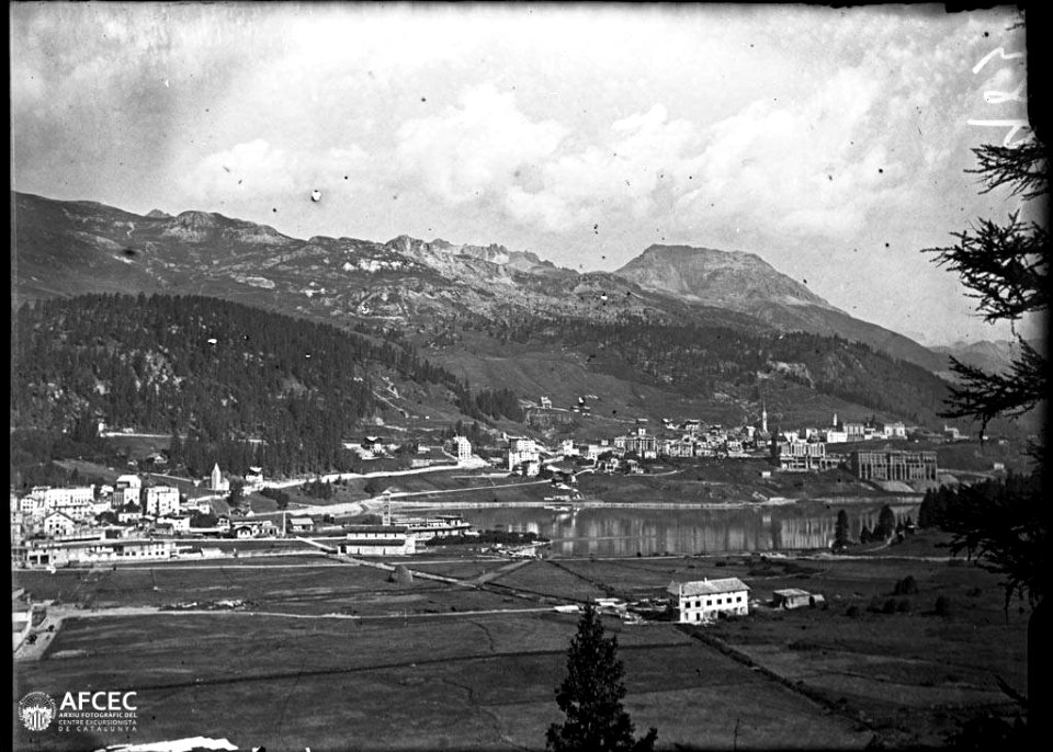 Sankt Moritz a la riba d'un llac i muntanyes al fons