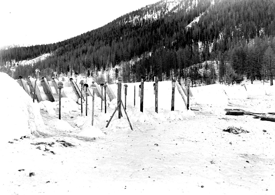 Schneeschanze nach dem Beschuss - CH-BAR - 3239404