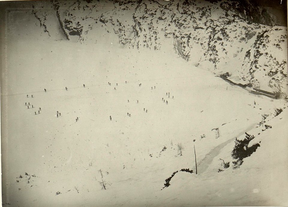 Schneeschuhspiel (Drittabschlagen) der Mannschaft auf der Trogalm. Standpunkt,östlich von Kote 1795. (BildID 15467154)