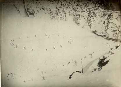 Schneeschuhspiel (Drittabschlagen) der Mannschaft auf der Trogalm. Standpunkt,östlich von Kote 1795. (BildID 15467154)