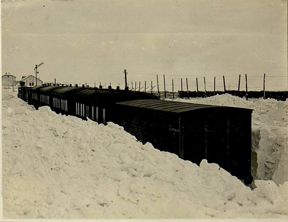 Schneeverwehung in Podhajce im Februar 1916. (BildID 15523198)
