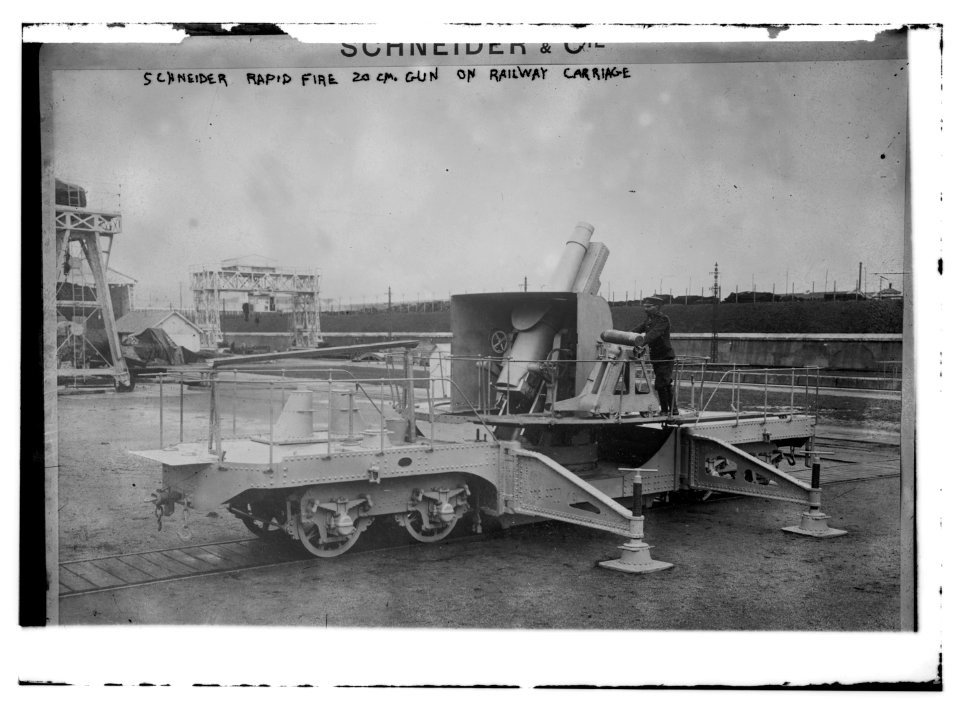 Schneider Rapid Fire 20 cm. gun on railway carriage LCCN2014695748