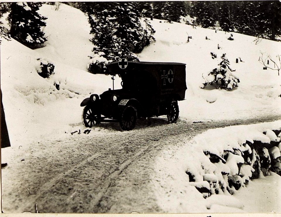 Sanitätsauto am Jägersteig südlich Corvara. (BildID 15582548)