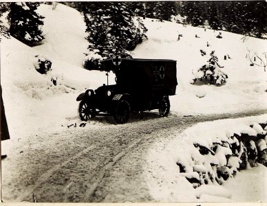 Sanitätsauto am Jägersteig südlich Corvara. (BildID 15582548)