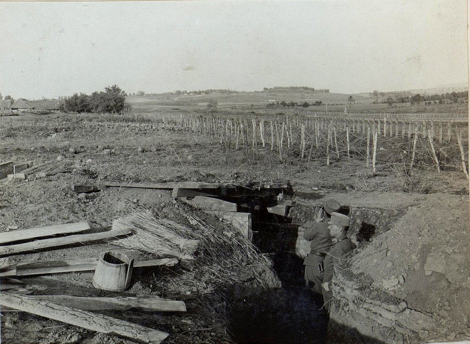 Schrapnellsicher eingedeckter Schützengraben in Abschnitt der zweiten Kompanie des 84. Regiments bei Podluze (BildID 15441936)