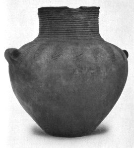 Schnurkeramisches Hängegefäß aus Magdeburg (26 cm hoch) Das Urstück befindet sich in Berlin