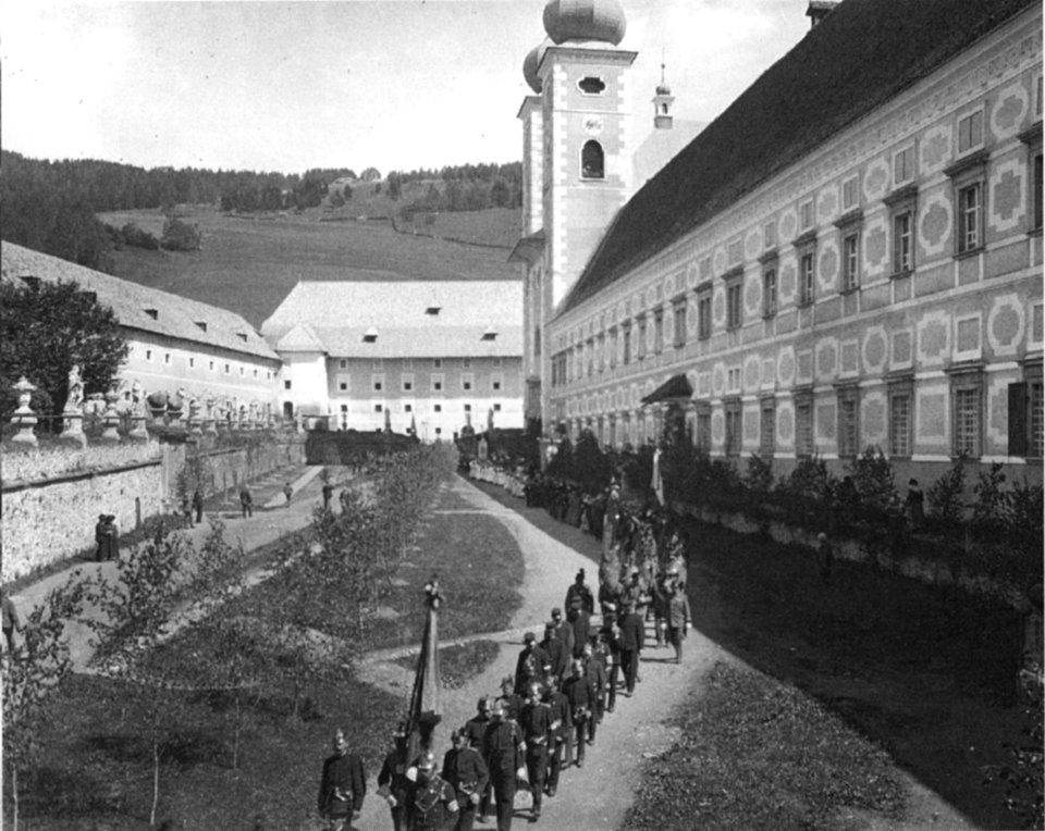 Sankt Lambrecht, Prozession im Stiftshof - 1910
