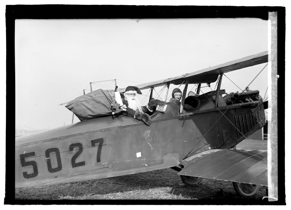 Santa Claus in aeroplane LCCN2016845227