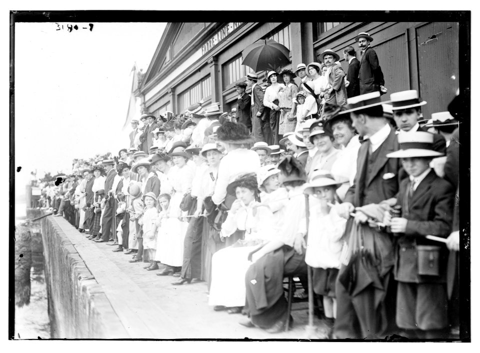 SANTA ANNA crowd LCCN2014696969