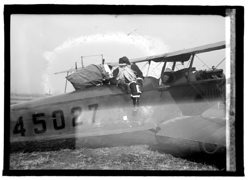 Santa Claus in aeroplane LCCN2016845226