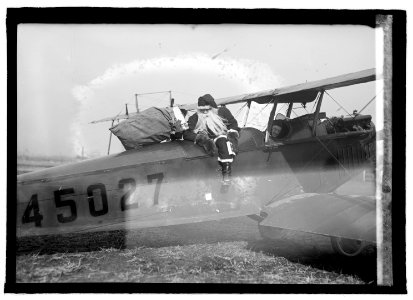 Santa Claus in aeroplane LCCN2016845226