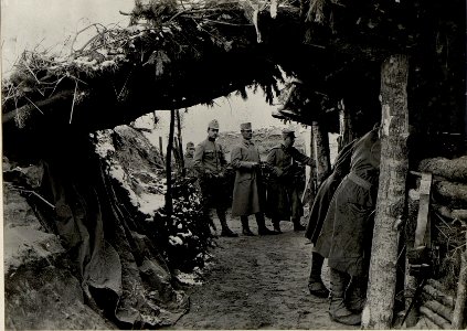 Schutzengraben fur stehende Schützen mit Schrappenllsicherer Decke. (BildID 15540125)