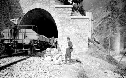 Sappeure beim Arbeiten am Eisenbahntunnelportal von Bovernay - CH-BAR - 3237223
