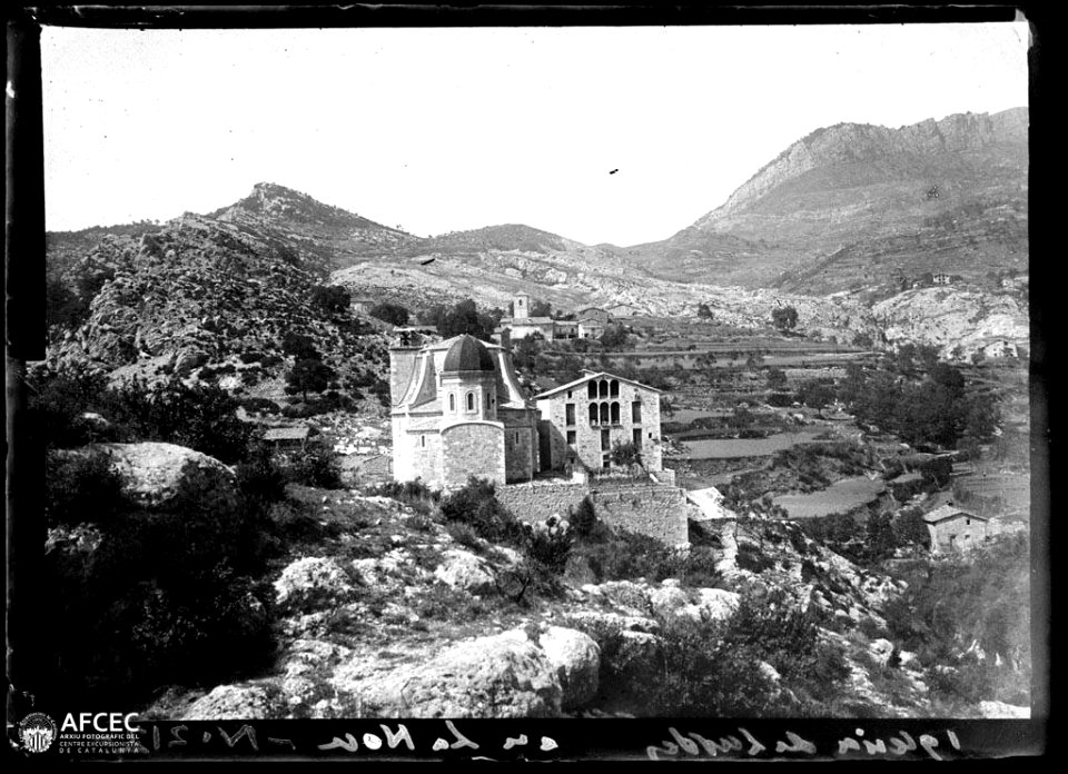 Santuari de la Mare de Déu de Lurdes entre muntanyes (AFCEC VIDAL A 6107)