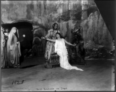 Sarah Bernhardt in Izeyl. LCCN2004681918