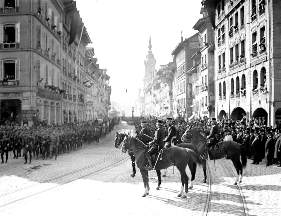 Sanitätskompanie beim Defilee vor Generalstab - CH-BAR - 3238244