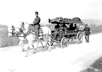 Sanitätstransport mit einem Pferdefuhrwerk - CH-BAR - 3238449