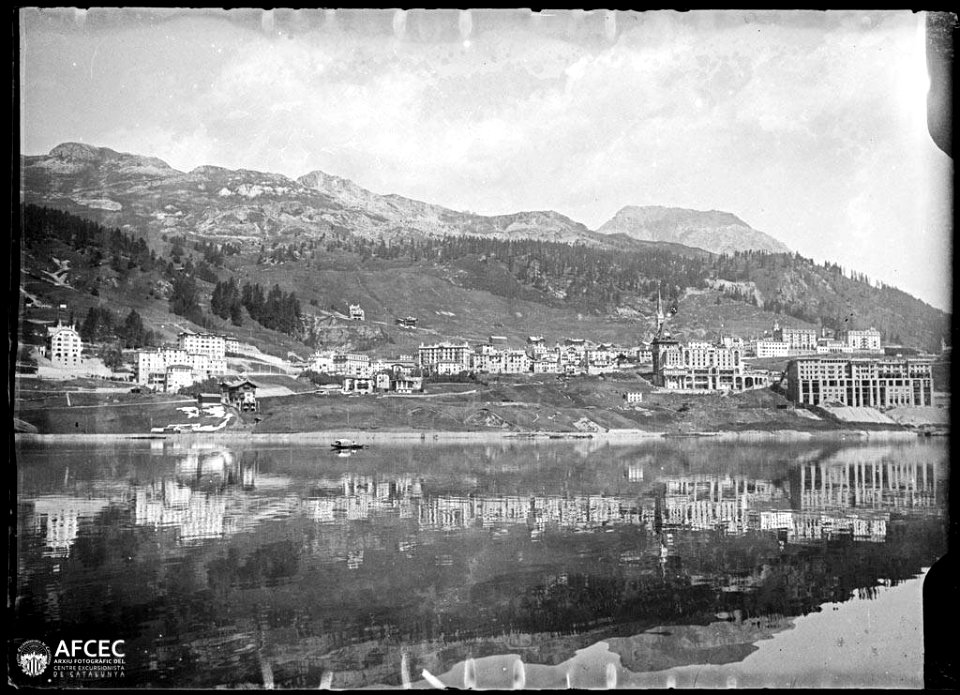 Sankt Moritz i les muntanyes reflectits al llac