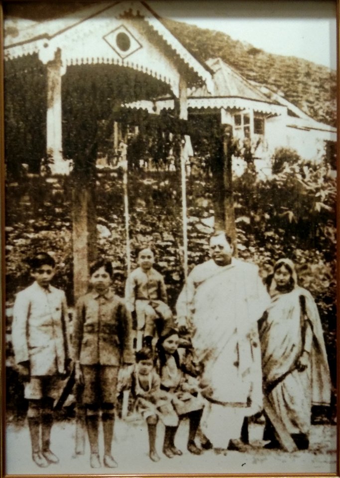 Sarat Chandra Bose and family at Giddha Pahar residence