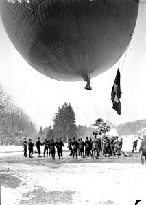 Sandsäcke über dem Korb am Fesselballon - CH-BAR - 3238342