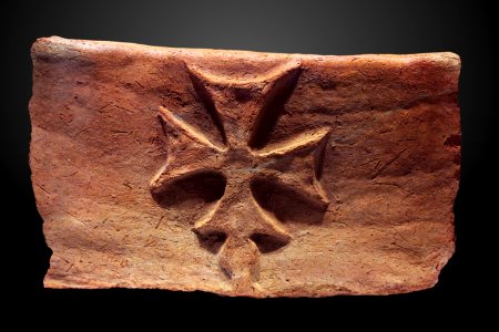 Sarcophagus fragment with cross-MAHG A 1998 0234-IMG 1956-gradient