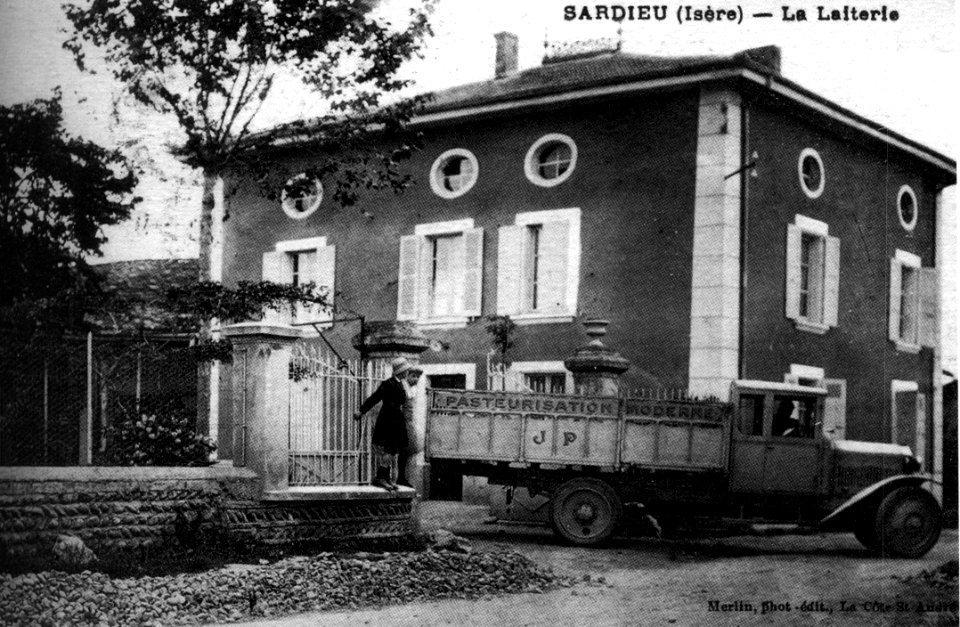 Sardieu, la laiterie, vers 1930, p237 de L'Isère les 533 communes - Merlin phot édit La Cote St André