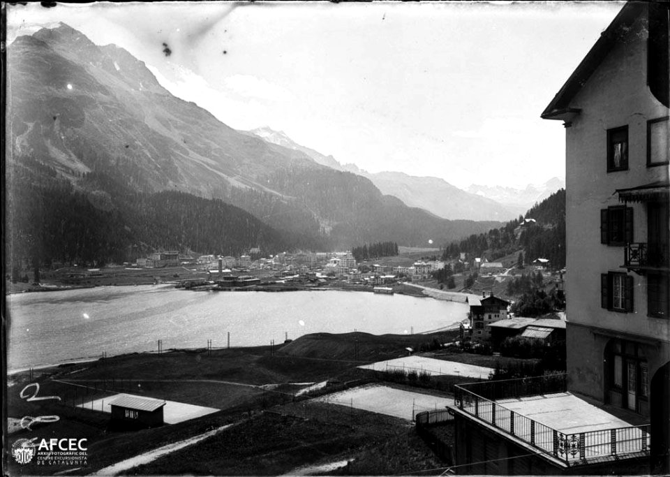 Sankt Moritz a la riba d'un llac i voltat de muntanyes nevades