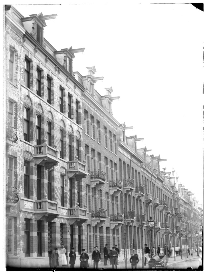 Sarphatipark 108-106-104 enz, huizen aan de zuidkant van het park, gezien naar de Tweede Van der Helststraat Jacob Olie (max res)